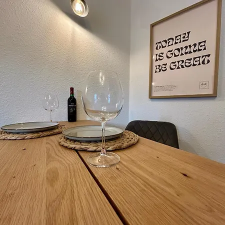 Karl Flats - Netflix - Parkplatz - Balkon *