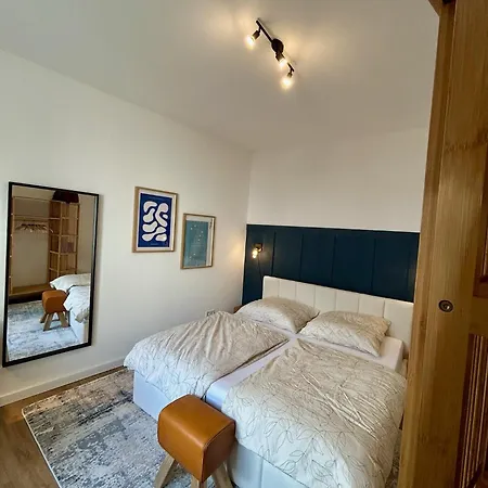 Karl Flats - Netflix - Parkplatz - Balkon