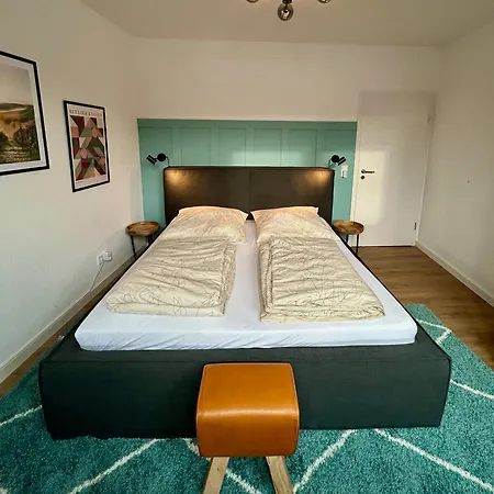 Karl Flats - Netflix - Parkplatz - Balkon * Trier